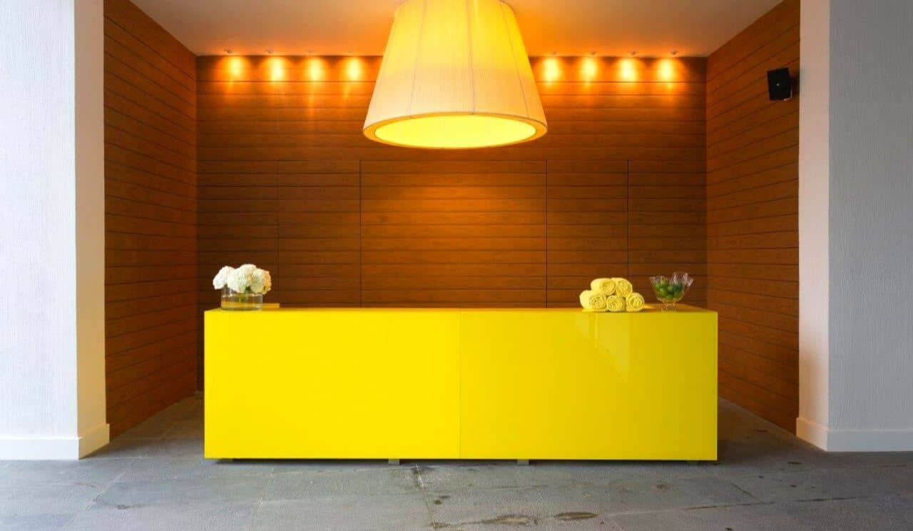 Панам в квартире. Фото ресепшн дизайн в желтых тонах. Yoo by Starck logo.